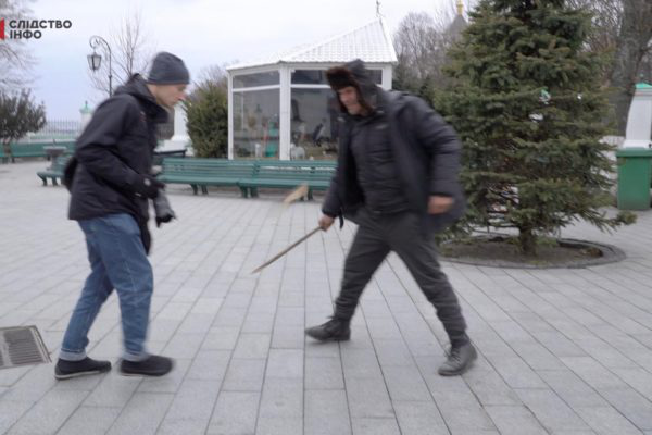 У Києво-Печерській лаврі напали на журналістів через питання про війну