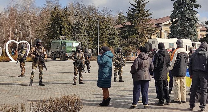 У Скадовськ зайшли військові РФ й винесли з міськради усі комп'ютери (фото)
