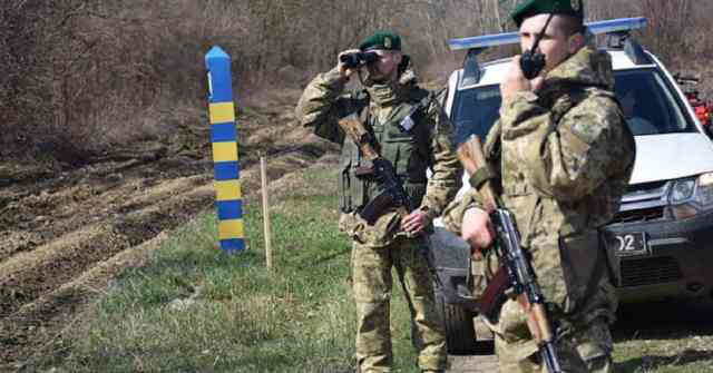 Ворожа агентура пропонує українським чоловікам тікати за кордон