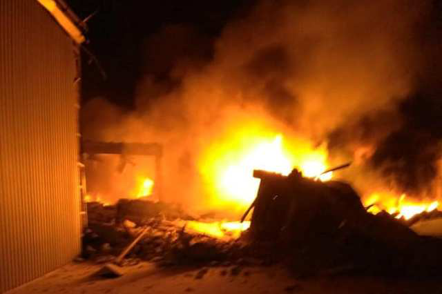 Бомбардування Коростеня спричинило пожежі, одна людина загинула (фото)