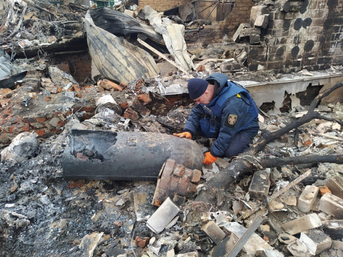 Російські терористи скидають на Україну заборонені запалювальні бомби (фото)