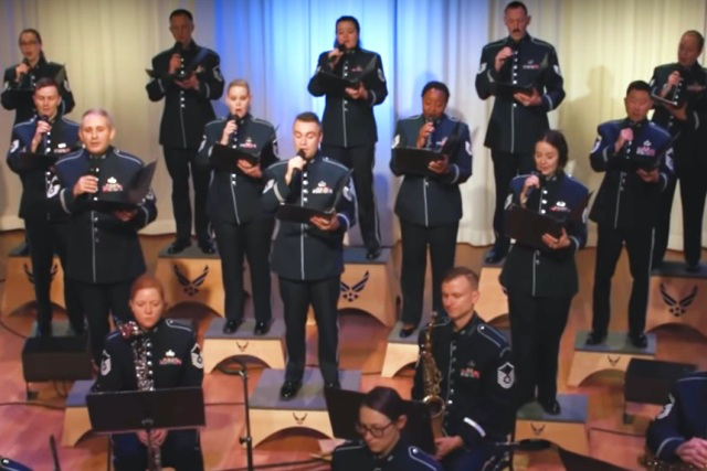 Це неймовірне видовище: оркестр ВПС США заспівав українською  (відео)