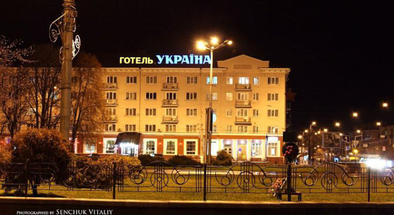Окупанти в Чернігові розбомбили готель «Україна»