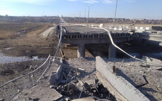 Окупанти зруйнували міст на дорозі між Енергодаром і Запоріжжям (фото, відео)