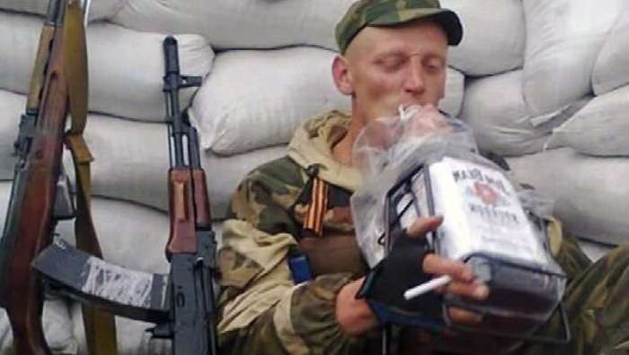 «Найсиніша армія»: офіцери пиячать, солдати збираються в росію пішки (аудіозапис)