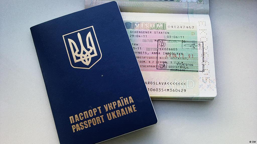 В Україні відновлюють адмінпослуги: видаватимуть паспорти і водійські «права»