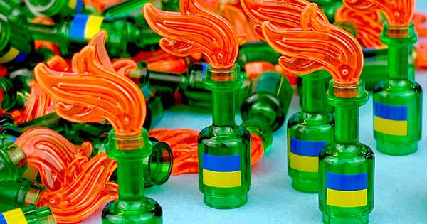 Рітейлер LEGO продавав крихітні «коктейлі Молотова» для допомоги Україні