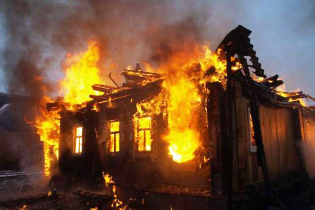 Пекло у Рубіжному: після довготривалого нічного обстрілу згоріло 27 будинків