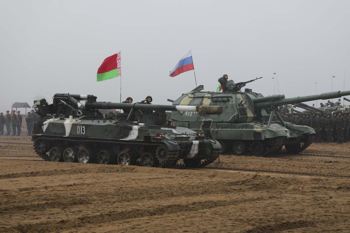 Білоруських строковиків використовують як чорноробів: відмивають російські танки від останків тіл