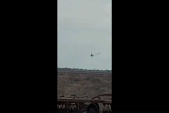 Український пілот скерував підбитого літака у ворожу колону (відео)