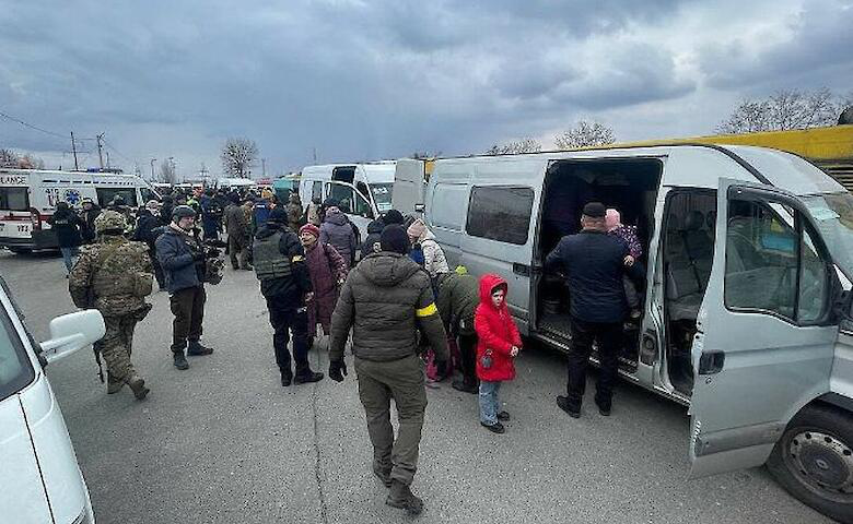 За добу гуманітарними коридорами евакуювали майже 10 тисяч українців