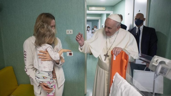 Папа Римський Франциск відвідав у лікарні українських дітей-біженців (відео)