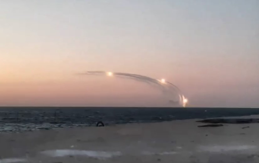 Показали, як російські окупанти запускають ракети з корабля в Сімферополі (відео)