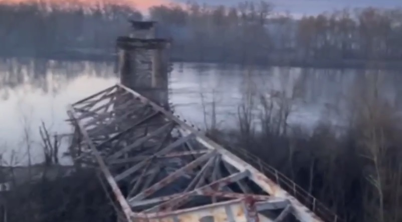 Окупанти зруйнували міст, яким до Києва везли гуманітарну допомогу (відео)