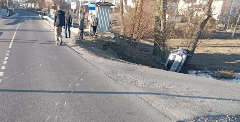 У селі під Луцьком Opel злетів у кювет і перекинувся – постраждав пасажир (фото)