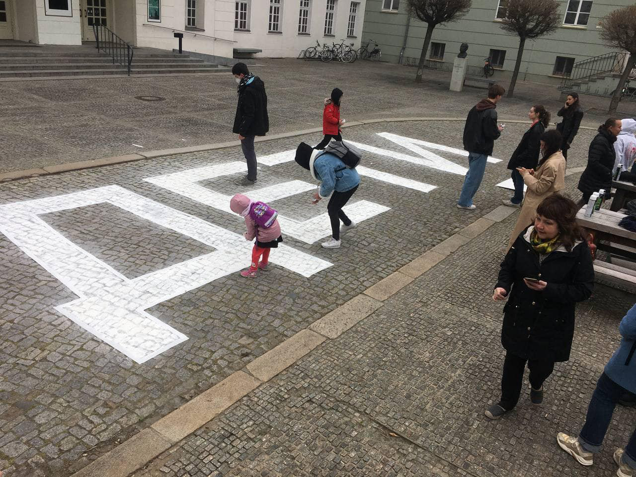 Солідарні із Маріуполем: перед театром в Берліні зробили напис «Дети»