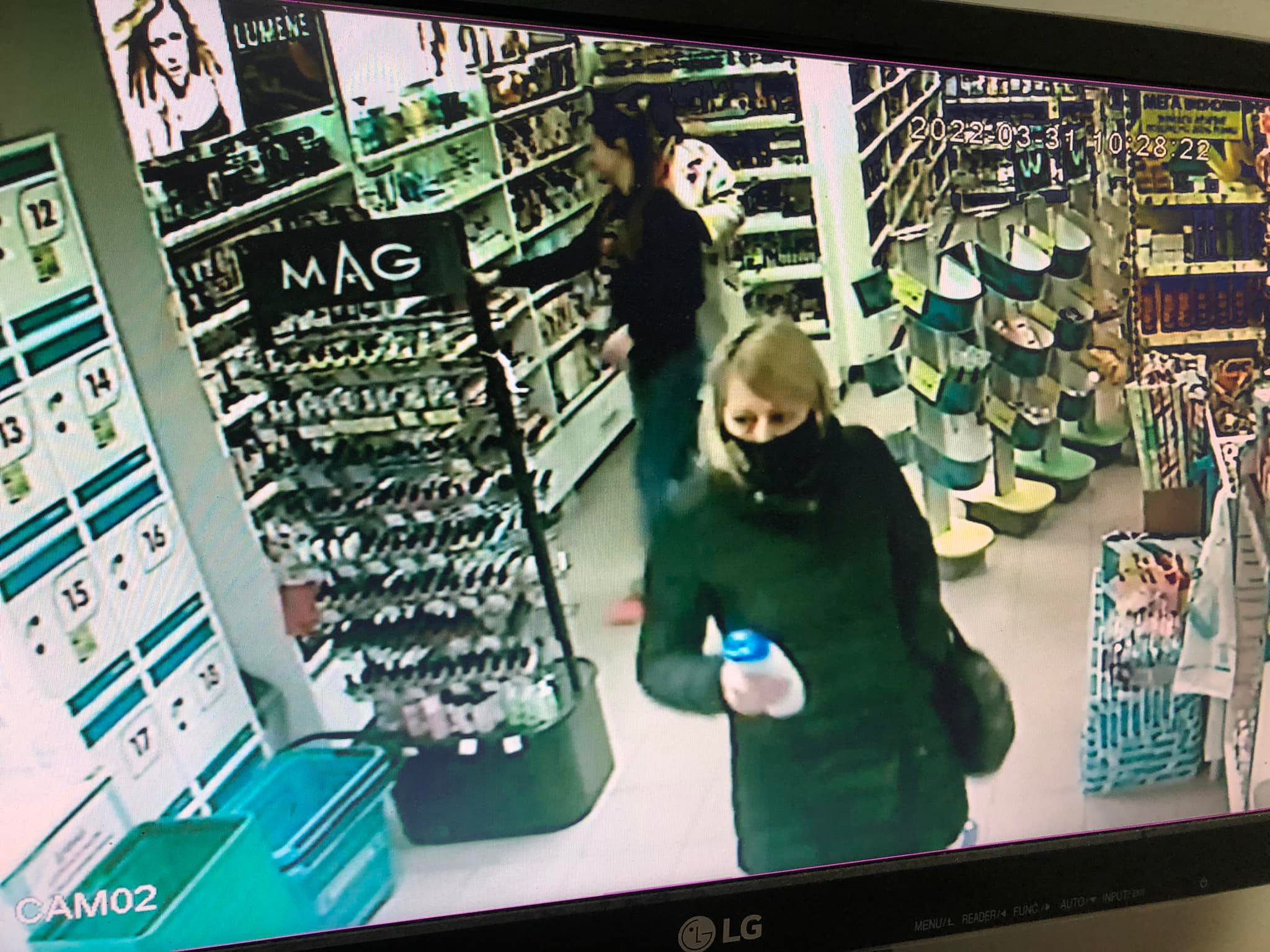 У Луцьку жінка платила в магазинах знайденою банківською карткою (відео)