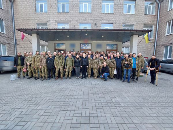 Звільнених із полону українських бійців везуть додому (фото)
