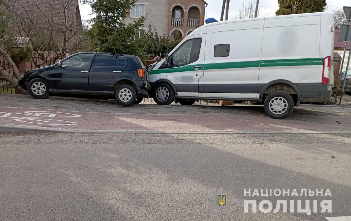 У Луцьку легковик врізався в бус: постраждав водій (фото, відео)