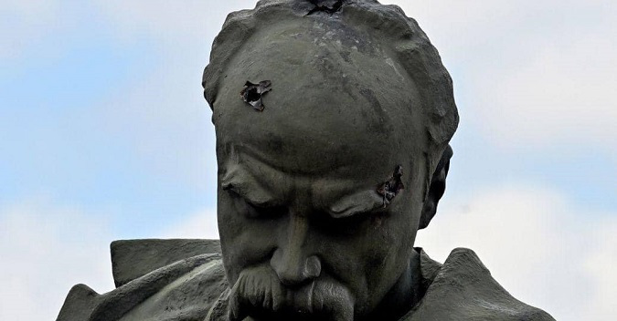 На Київщині окупанти обстріляли пам'ятник Шевченку (фото)