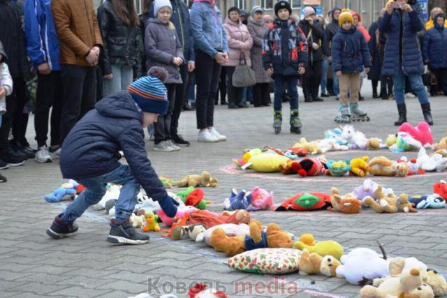 М'які іграшки на асфальті: у Ковелі вшанували жертв різанини у Бучі (фото, відео)