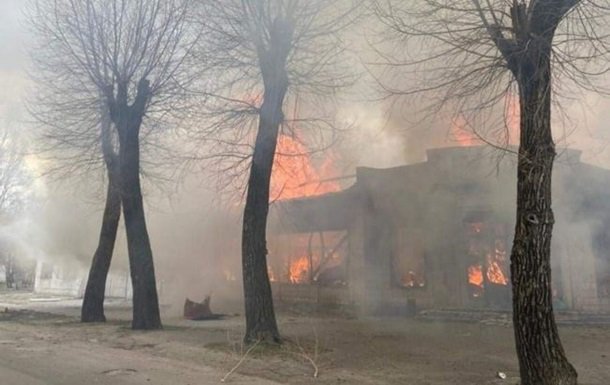 Окупанти обстріляли Сєвєродонецьк: загорівся будинок, кількість жертв уточнюють
