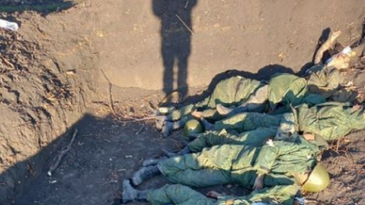 «Русскіє сваіх брасают»: на Харківщині виявили братську могилу окупантів (фото 18+)