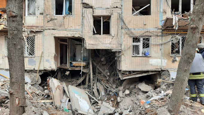 Ракета потрапила у 5-поверхівку: росіяни бомбардували житловий район у Харкові (відео)