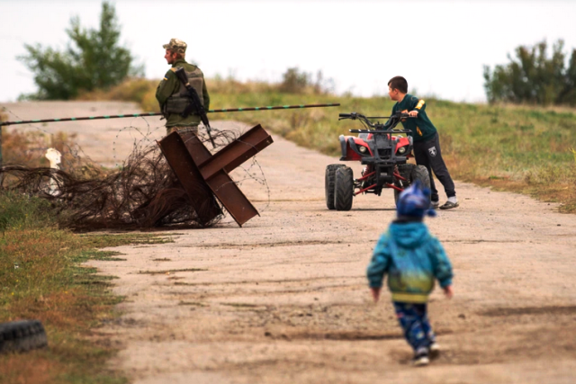 Для розвідки українських позицій окупанти використовують дітей (відео)