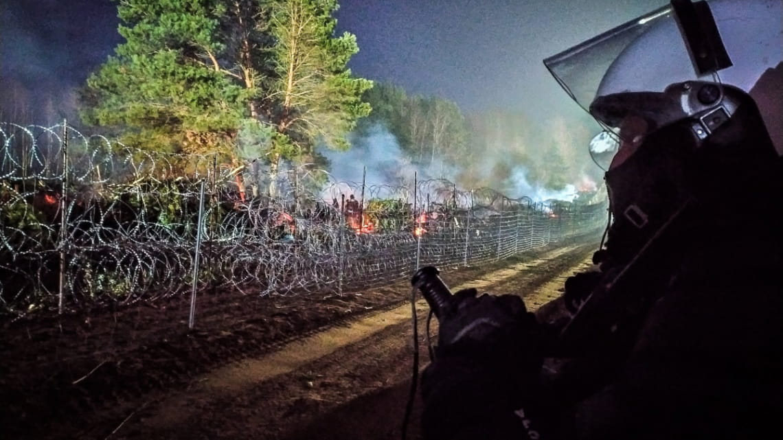 У білорусі звинуватили польських силовиків в обстрілі свого пункту пропуску (відео)