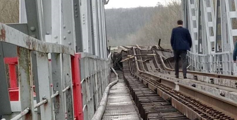 У Міноборони прокоментували пошкодження залізничного полотна на території рф (фото)