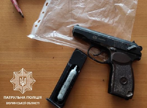 У Луцьку біля школи знайшли пістолет (фото)