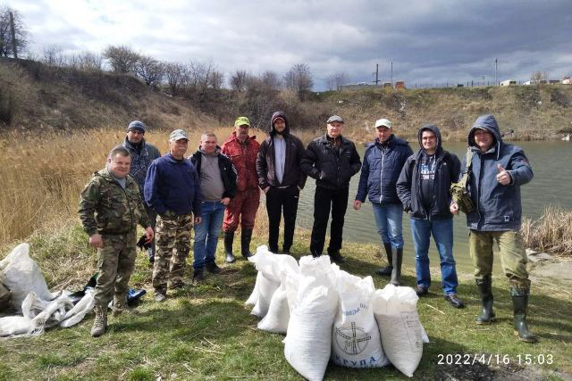 У Нововолинську активісти почистили і зарибнили кар'єр