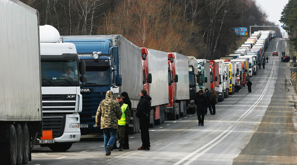 На кордоні Білорусі та Польщі через санкції ЄС черга вантажівок на 80 км