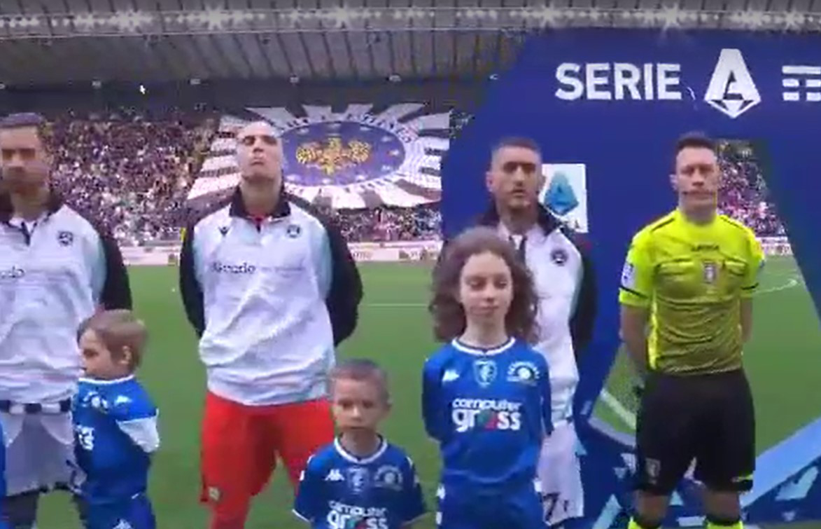 Маленька лучанка вийшла на поле перед футбольним матчем італійської Серії А (відео)