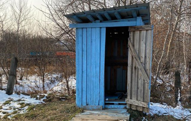 В росзмі повідомили, що росіянам встановили нові «туалети», які більше схожі на старі сараї (відео)