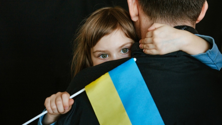 Чому українці не виїжджають за кордон або навіть зі свого дому під час війни (опитування)