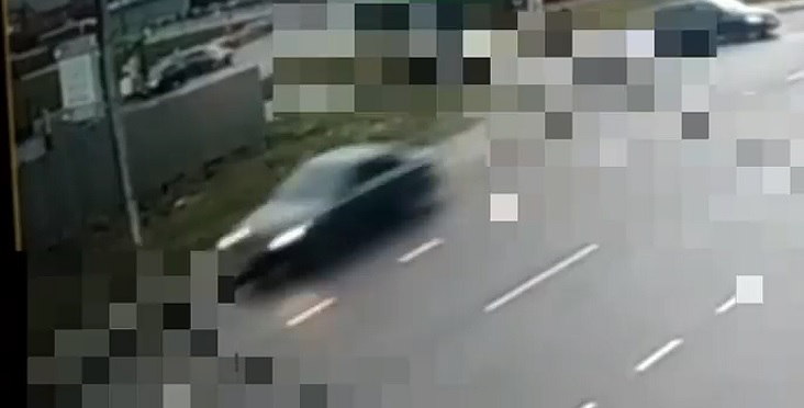 У Луцьку BMW на швидкості «потерлася» об паркан на тротуарі (відео)