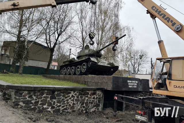 У Володимирі демонтували з постамента танк