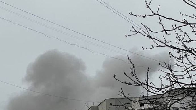 Вибухи в Одесі, повідомляють про влучання і пожежу