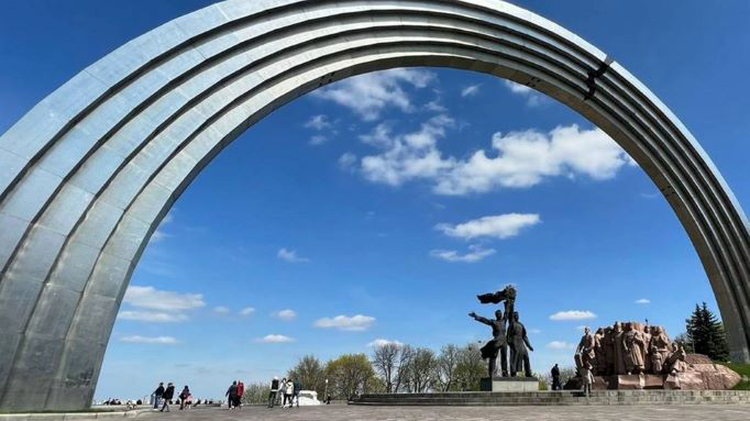 У Києві перейменують «Арку дружби народів», а скульптуру під нею демонтують