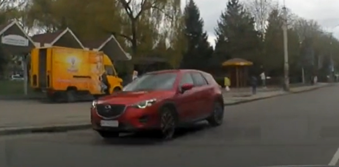 У Луцьку зухвалий водій порушив правила перед носом патрульних (відео)