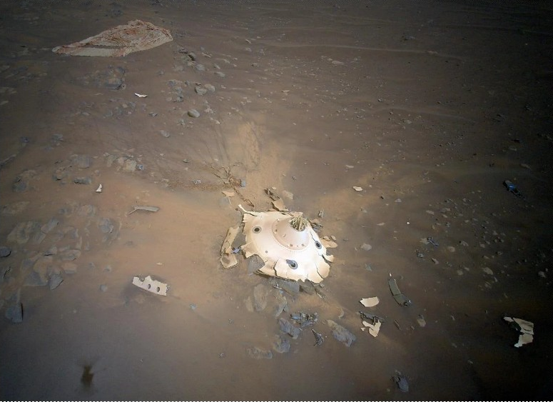 Вчені отримали нові знімки з Марса: як виглядає червона планета (фото)
