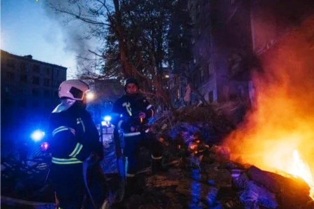 Внаслідок ракетного удару по житловому будинку у Києві загинув чоловік
