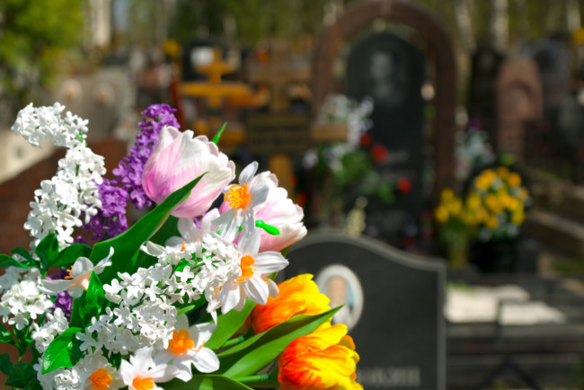 ДСНС закликала українців не йти на кладовища у Провідну неділю