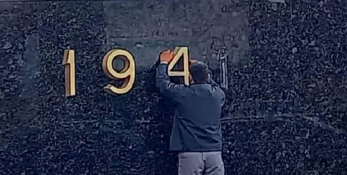 Історичний момент: у Луцьку на меморіалі демонтують дату початку війни (відео)