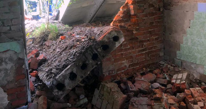 Впала бетонна плита: у Луцьку травмувалися діти, які гралися у закинутій будівлі (фото)