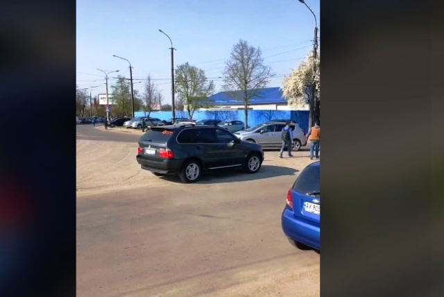 У Луцьку водієві елітного позашляховика вручили повістку (відео)