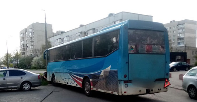 Водій був «під наркотою»: у Луцьку автобус врізався у бордюр і перекрив дорогу (фото, відео)