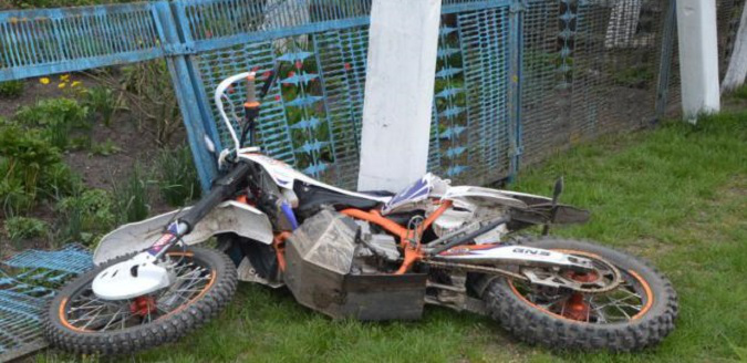 На Волині 22-річний мотоцикліст врізався в електроопору й проломив паркан (фото)